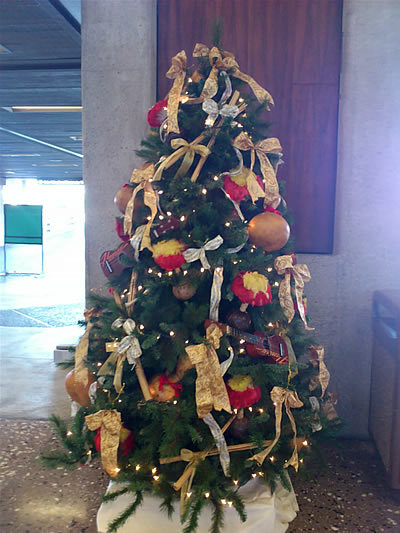 空港出発ロビーのハワイアンクリスマスツリー