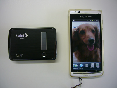 アロハデータ（左）とスマートフォン