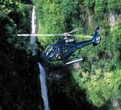 渓谷をヘリコプターで