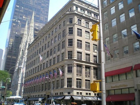 ニューヨーク5番街のSaks Fifth Avenue, (C)David Shankbone (CC BY-SA 2.5)