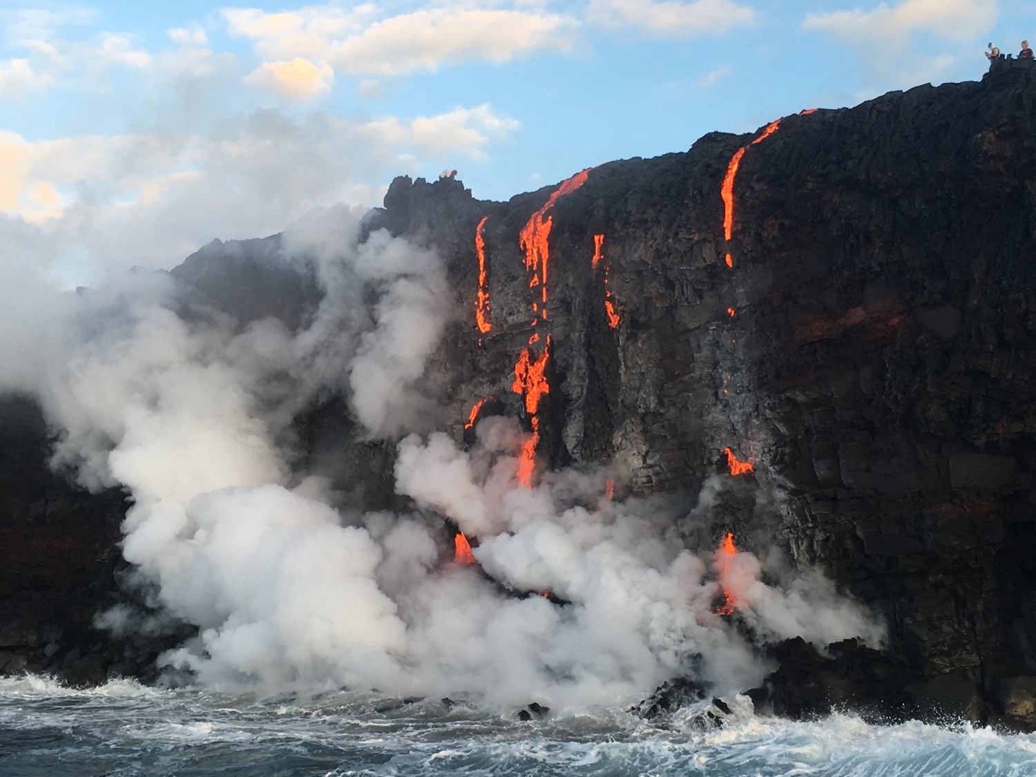 キラウエア火山の溶岩流が海に到達 毎日がアロハフライデー