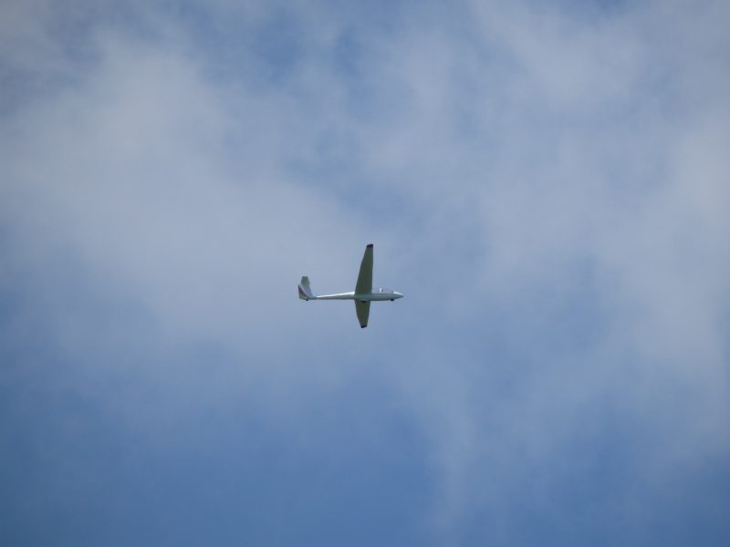 ディリンガム飛行場上空のグライダー